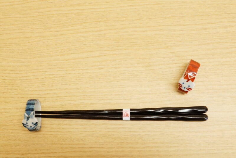 Handmade Japanese Cat Chopstick Rest Set – Hasami Ware Pottery, Cute Ring-Shaped Design